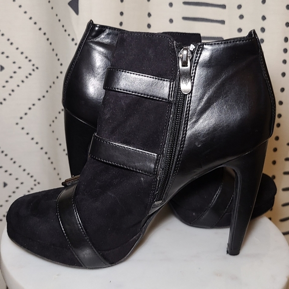 Size 6.5 Sam and Libby booties - Picture 3 of 4